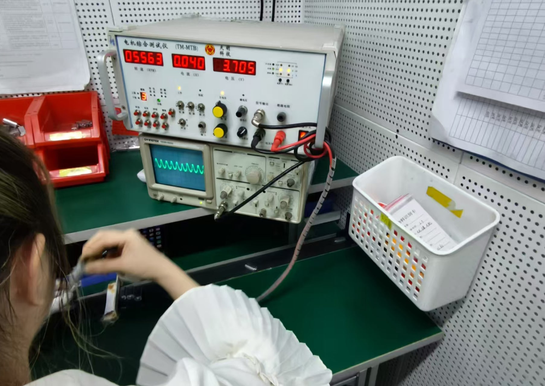 الموظفون في اختبار العينات